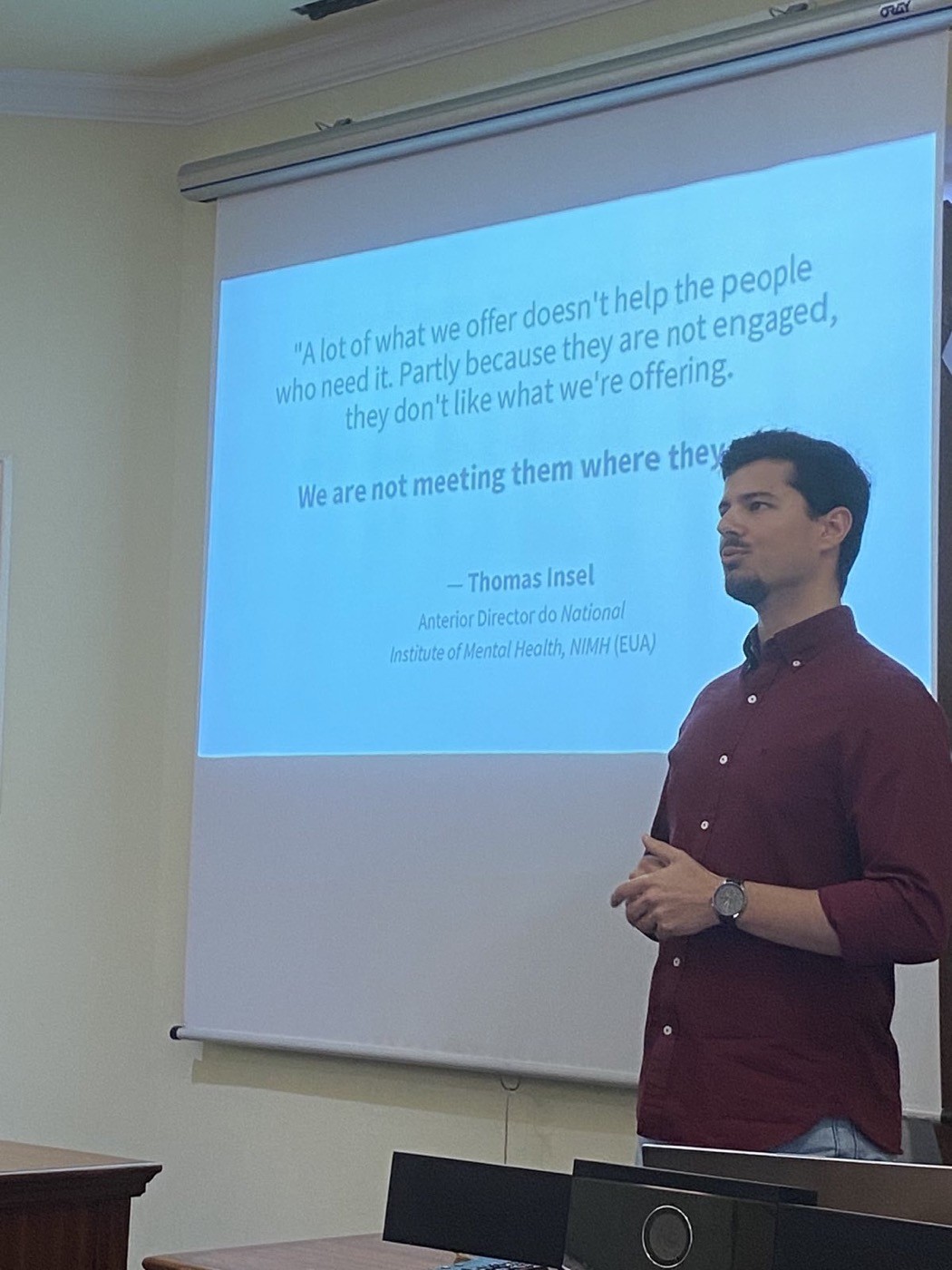 Eduardo presenting the research plan, with a Thomas Insel quote on meeting people where they are